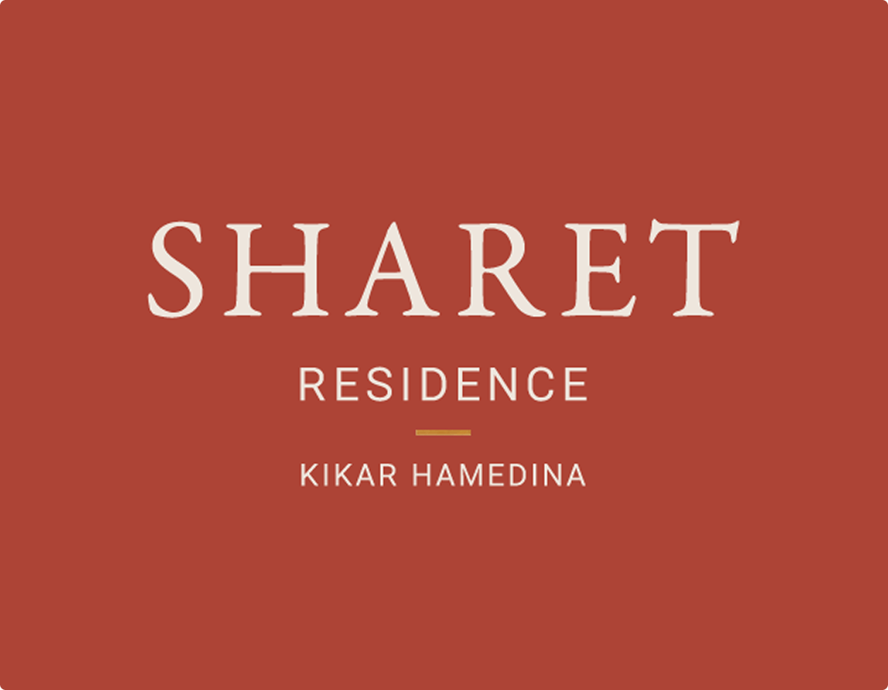 על רקע אדום כתוב באותיות לבנות: "SHARET RESIDENCE KIKAR HAMEDINA".